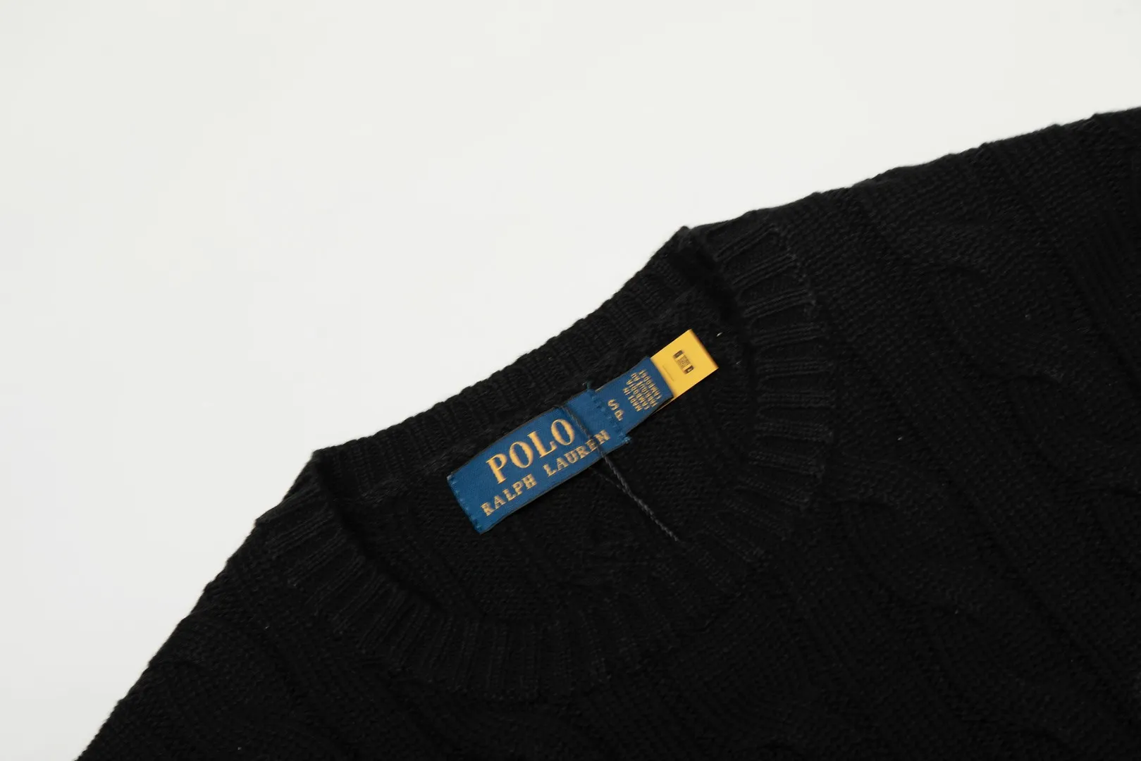 P220 Top quality" Style number: DS012# (not off the shelves all year round) [Ralph Lauren round neck solid color pony embroidered logo twist knitted sweater] ✅Ralph Lauren Ralph Lauren classic basic versatile unisex knitted pullover round neck sweater ✅Main supplier platform live broadcast Wholesale entity Replenish when out of stock Not off the shelf ✅ZP quality 1:1 version Scan the code to enter the GF website Counter quality ✅Detailed quality is the only one in Guangzhou Imported quality cotton yarn, focusing on high-end, cost-effective, good quality needless to say ✅The version is restored to the original order, the maximum size can be worn up to 190 pounds, loose, comfortable and stress-free ✅The upper body is simple and easy to match, ootd must-have style, good-looking clothes are never picky, a must-have in couples' wardrobes.